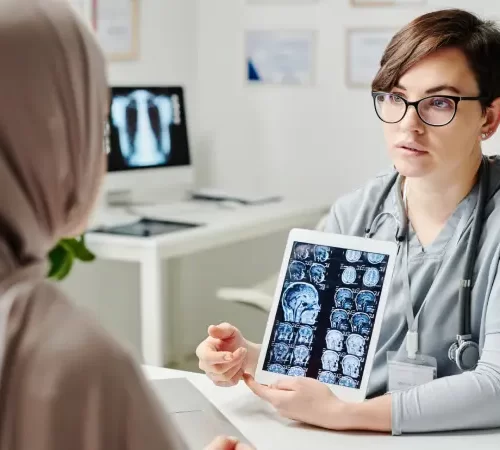 kapalı emar avantajları hakkında bilgilendiren doktor ve hastası