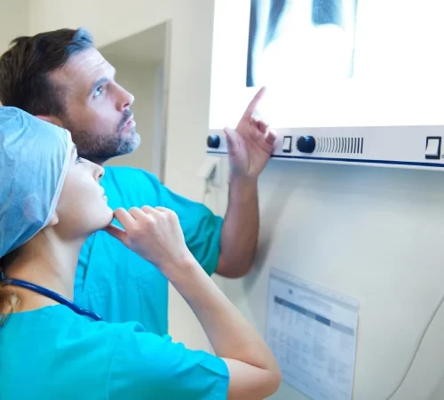 Kontrastlı MR zararları hakkında konuşan doktorlar