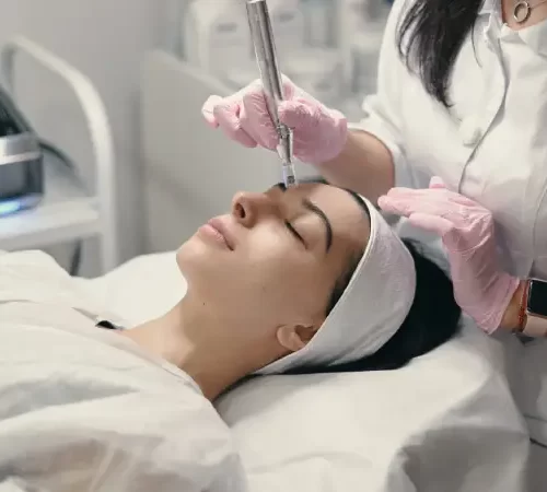 Altın İğne Fraksiyonel radyofrekansı uygulanan kadın
