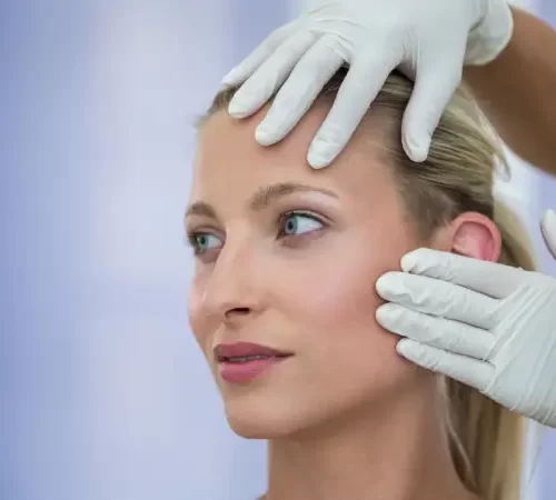 bb lazer tedavisi öncesi muayene edilen kadın