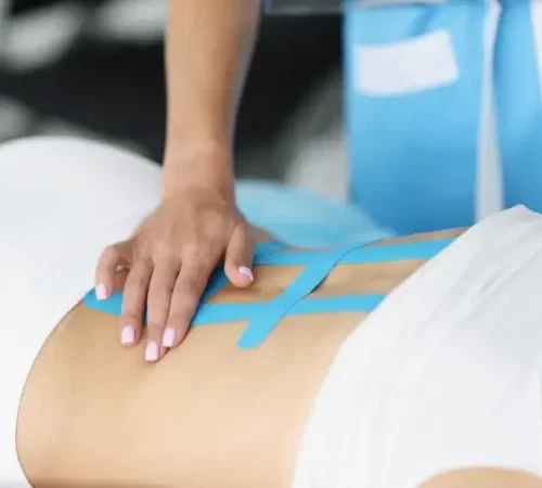 bel fıtığı fizik tedavi uygulanan kadın