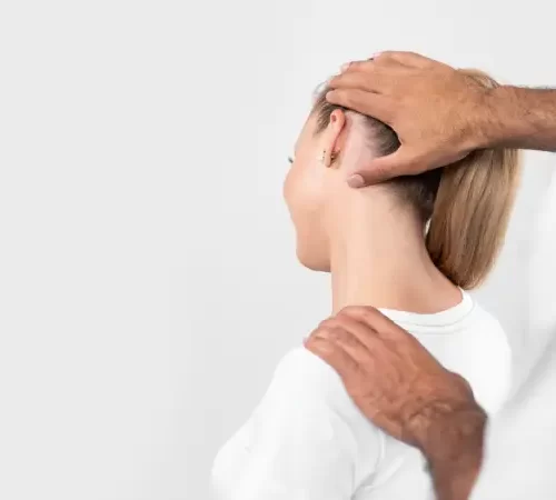 boyun fıtığı ameliyatı sonrası fizik tedavi uygulanan kadın