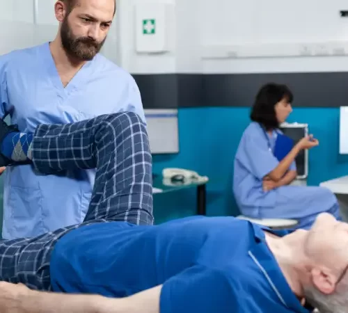 diz fizik tedavi uygulanan adam