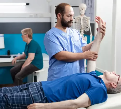 Evde Fizyoterapi yapılan hasta ve fizyoterapist