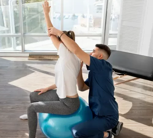 Evde fizyoterapi seansına nasıl hazırlanılır evde fizik tedavi uygulanan kadın