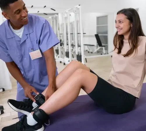 fizyoterapi egzersizleri yapılan kadın