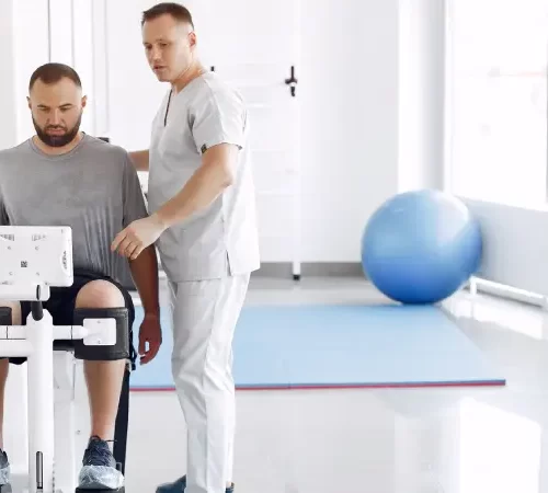 fizyoterapi ne işe yarar fizik tedavi uygulanan adam