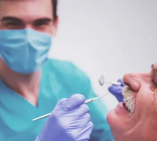 implant-tedavisi-aci-verir-mi-m implant tedavisi acı verir mi implant uygulanan adam