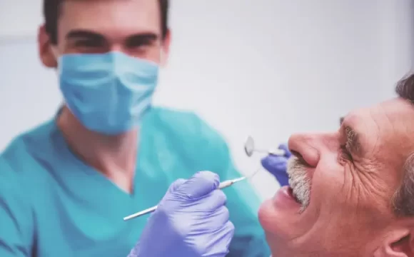 implant tedavisi acı verir mi implant uygulanan adam