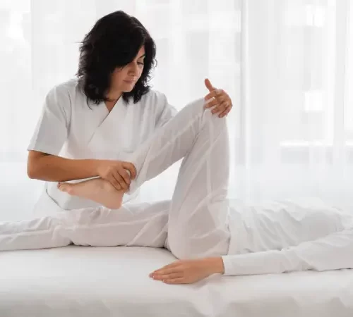 kalça ağrıları için fizik tedavi olan kadın ve fizyoterapis