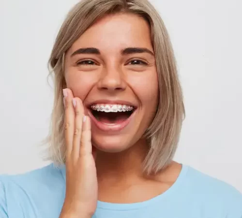 ortodonti tedavisi gören diş telli kadın