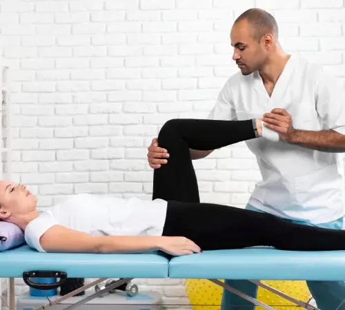 spor fıtığı için fizik tedavi yapılan kadın