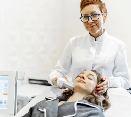 altin-igne-gozenek-tedavisi-m Altın İğne Gözenek Tedavisi yapılan kadın ve dermatolog