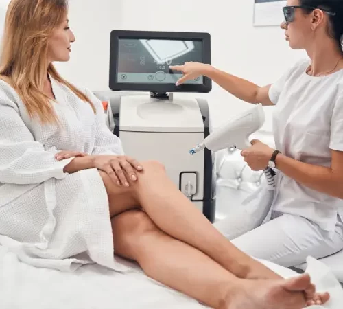 altin-igne-ile-cilt-genclestirme-m Altın İğne ile Cilt Gençleştirme yapılan kadın