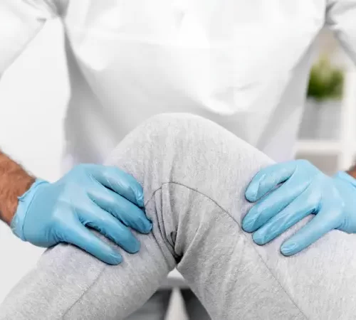 eklem-ici-enjeksiyon-cesitleri-m Eklem İçi Enjeksiyon Çeşitleri eklem ağrısı yaşayan kişi