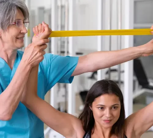 fizyoterapi-teknikleri-m fizyoterapi teknikleri uygulayan fizyoterapist ve kadın hasta