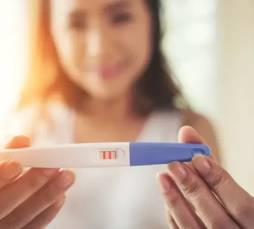 hamilelik-testleri-m hamnilelik testleri idrar testi yaptıran kadın