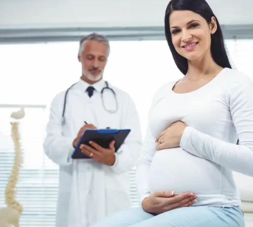 sezaryen-sonrasi-vajinal-dogum-avantajlari-m Sezaryen Sonrası Vajinal Doğum avantajları araştıran kadın ve doktor