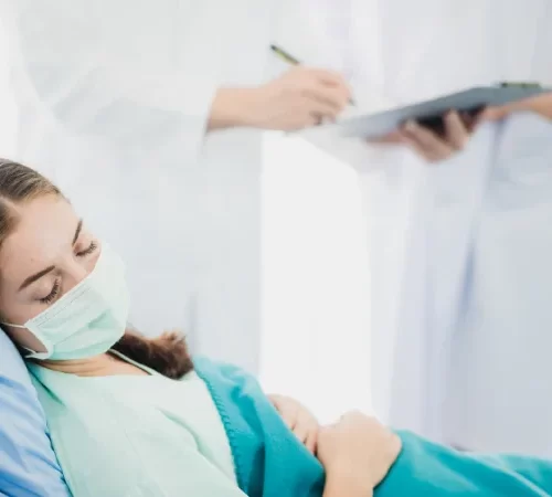 uyku-testinde-ilac-verilir-mi-m uyku testinde ilaç verilir mi kadın hasta yatakta