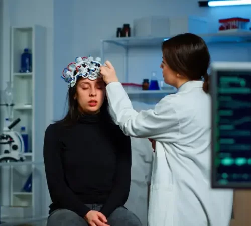 Derin TMS ve Klasik TMS Arasındaki Farklar tms uygulanan kadın ve doktor