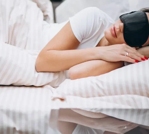 derin-uykuyu-arttirma-yollari-m derin uykuyu arttırma yolları ile göz maskesiyle uyuyan kadın