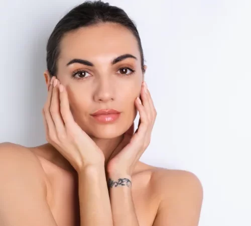 kantoplasti badem göz ameliyatı olan kadın