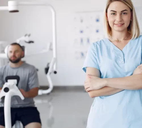 robotik fizik tedavi uygulanan adam ve fizyoterapist