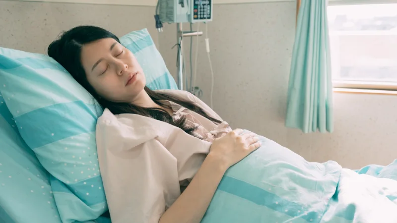 Uyku Çalışmasında Neler İzlenir? hastanede uyuyan kadın