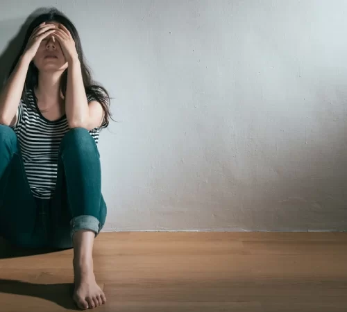 Antidepresan Ne İşe Yarar? - depresyonda olan yere oturmuş bir kadın