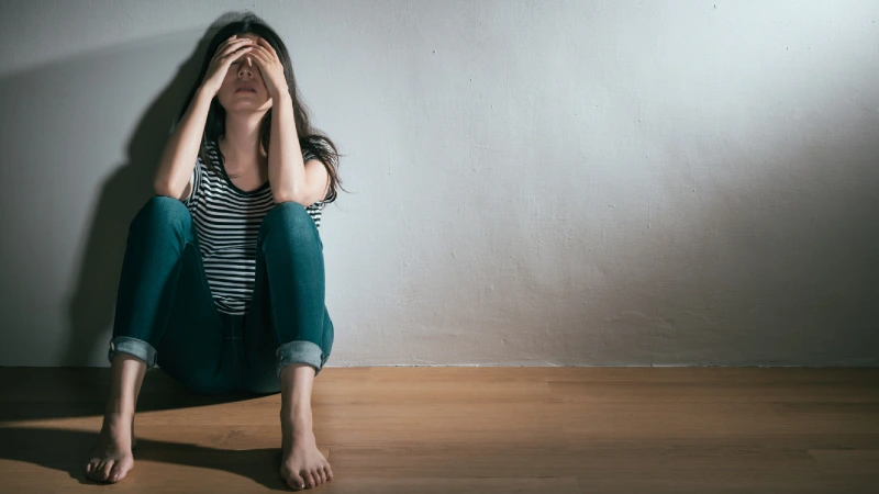 Antidepresan Ne İşe Yarar? - depresyonda olan yere oturmuş bir kadın
