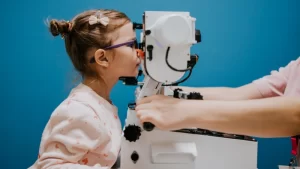 Çocuklarda Miyop Tedavisi- göz ölçümü yapılan kız çocuğu