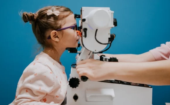Çocuklarda Miyop Tedavisi- göz ölçümü yapılan kız çocuğu