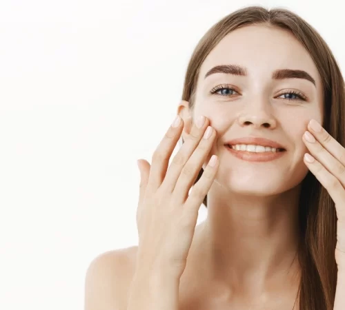Hydrafacial Cilt Bakımı Zararları - cildine dokuna bir kadın