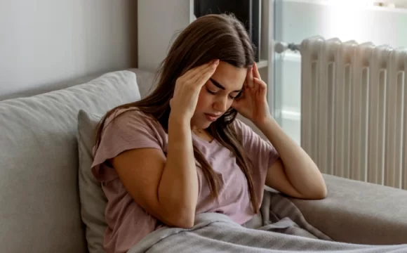 Migrene Ne İyi Gelir? - migreni tutmuş bir kadın