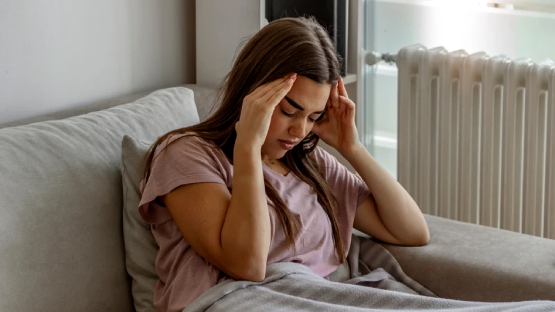 Migrene Ne İyi Gelir? - migreni tutmuş bir kadın