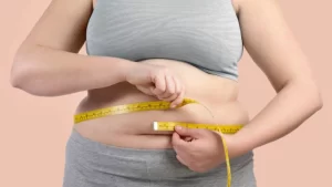 Obezite Cerrahisi Öncesi Hazırlık- obez bir kadın karnını ölçüyor