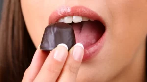 Ramazan Bayramında Diş Sağlığına Dikkat!- çikolata yiyen kadın
