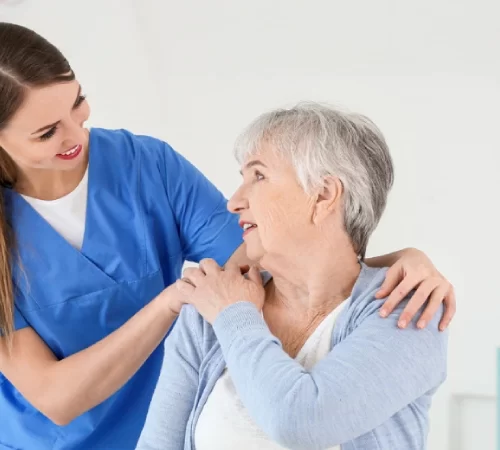 RoboGait: Parkinson Hastalarına Güncel Tedavi- parkinson hastası kadın ve doktor birbirine bakıp gülümsüyor