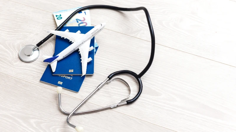 Sağlık Turizmi Nedir? Çeşitleri- uçak pasaport ve para içeren afiş