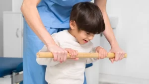 Spastik Çocuk (Serebral Palsi) Tedavisi- spastik çocuk fiziksel eğitim alıyor