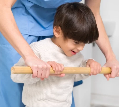 Spastik Çocuk (Serebral Palsi) Tedavisi- spastik çocuk fiziksel eğitim alıyor