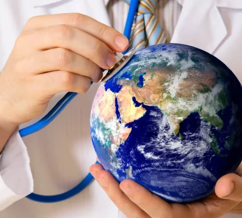 Türkiye’de Sağlık Turizmi- doktor elinde dünya minyatürü