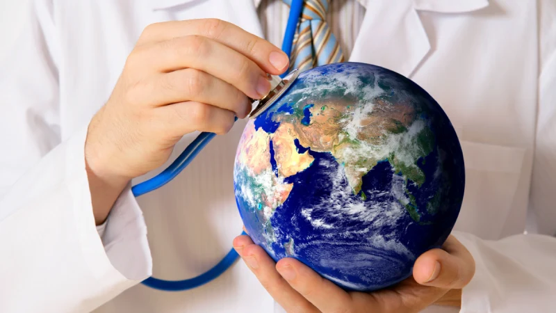 Türkiye’de Sağlık Turizmi- doktor elinde dünya minyatürü