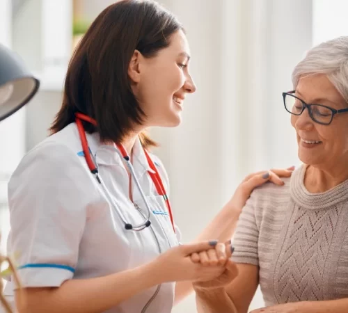 Yurtdışı Tedavi Olmanın Avantajları - gülümseyen doktor ve hasta