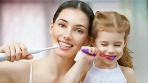 Diş Sararması Nasıl Önlenir?- anne ve kız diş fırçalıyor