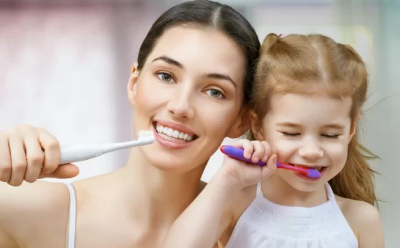 Diş Sararması Nasıl Önlenir?- anne ve kız diş fırçalıyor