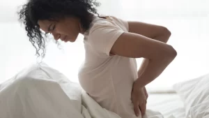 Fibromiyalji İçin Fizik Tedavi - beli ağrıyan mutsuz uyanmış kadın