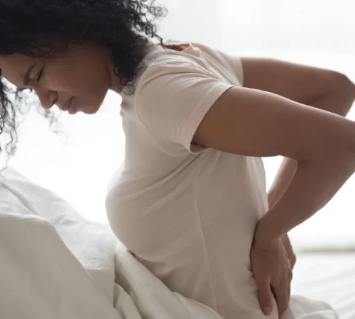 Fibromiyalji İçin Fizik Tedavi - beli ağrıyan mutsuz uyanmış kadın
