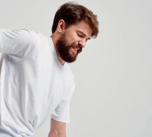 Hilterapi ile Ağrılara Son- beli ağrıyan mutsuz adam