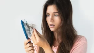 Saç Dökülmesi Nasıl Önlenir?- aşırı saç dökülmesi yaşayan kadın